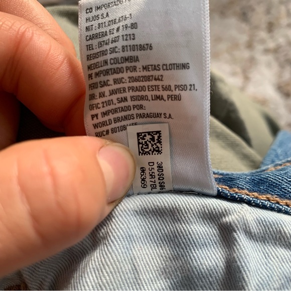 American Eagle Ripped Jeans - Picture 4 of 16